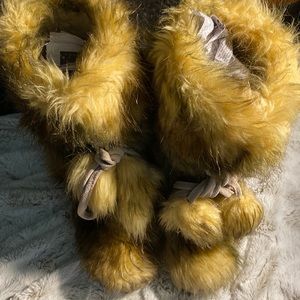 Awesome vintage fur boots.suede ties with Pom poms. Like new!Perfect condition